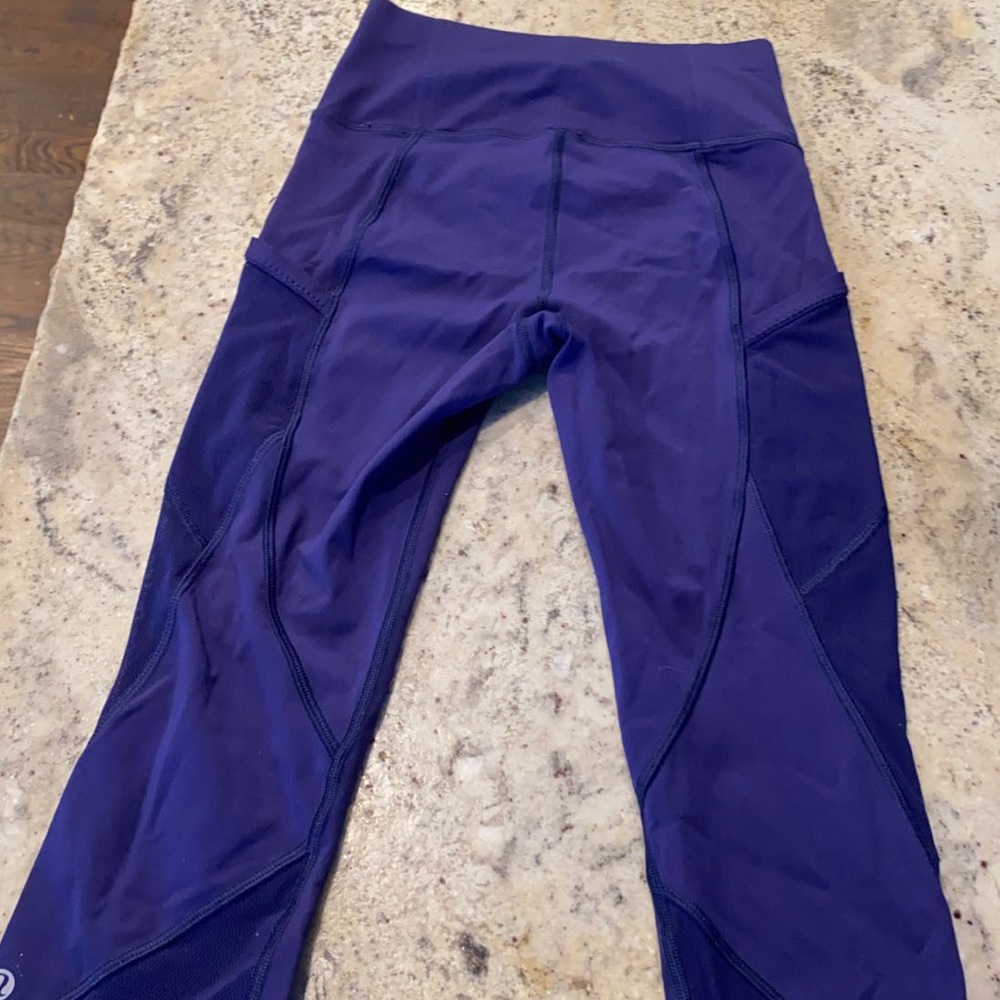 Lululemon crop leggings. Perfect shape!